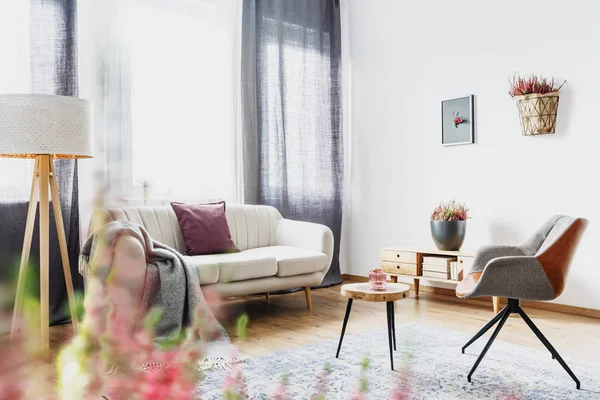 Modern oturma odası iç beyaz kanepe ve gri tekli