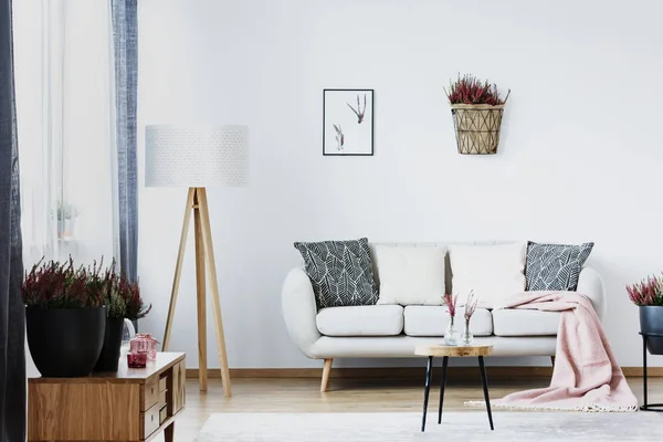 Lampu Besar Berdiri Samping Sofa Putih Dengan Bantal Interior Ruang — Stok Foto