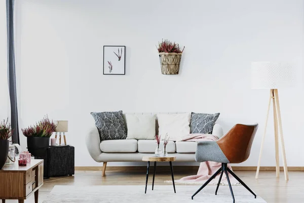 Grijze Fauteuil Buurt Van Bank Met Kussens Woonkamer Interieur Met — Stockfoto