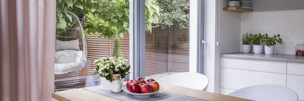 Real Photo Fresh Apples Plate Placed Wooden Dining Table Standing — Stock Photo, Image