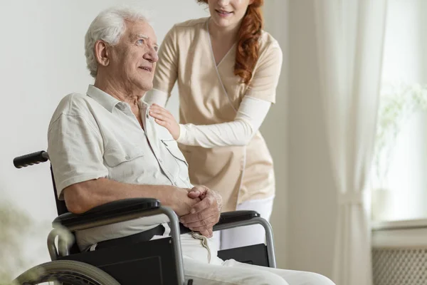 Cuidador Apoio Idoso Doente Cadeira Rodas Durante Estadia Hospício — Fotografia de Stock