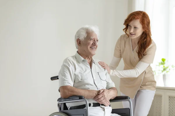 Amichevole Infermiera Che Sostiene Sorridente Paralizzato Uomo Anziano Sedia Rotelle — Foto Stock