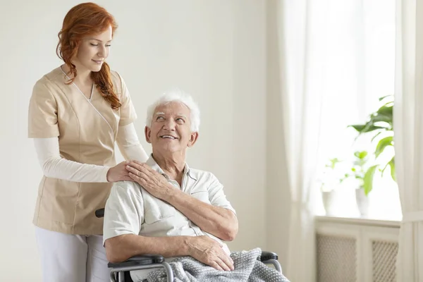 Hombre Anciano Sonriente Silla Ruedas Amable Cuidador Asilo Ancianos — Foto de Stock