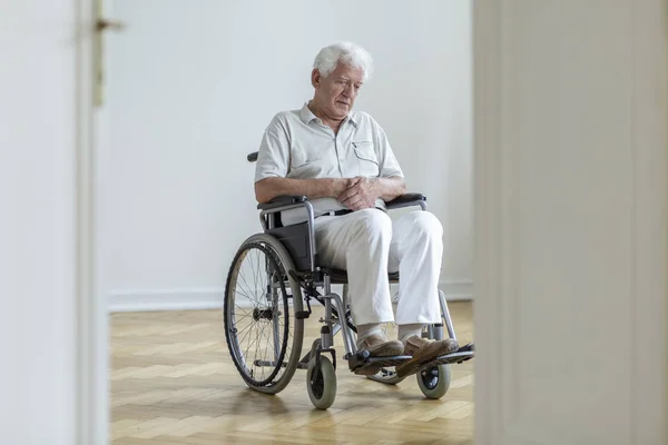 悲伤瘫痪的老人坐在轮椅上独自在家 — 图库照片