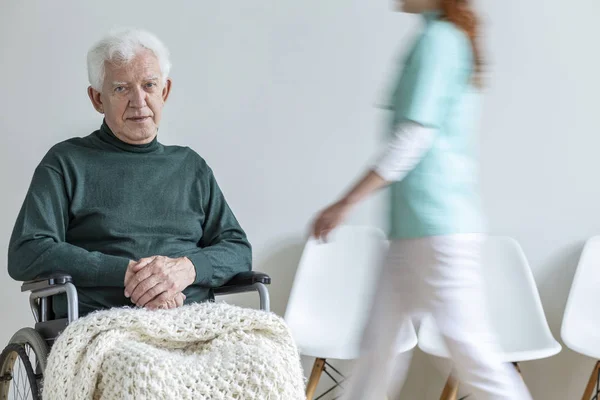 Sad Sparaliżowany Starszy Człowiek Wózku Domu Opieki Wniosek Lekarza — Zdjęcie stockowe