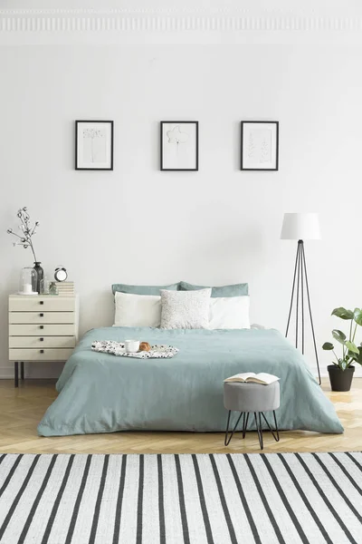 Affiches Sur Mur Blanc Dessus Lit Vert Dans Intérieur Chambre — Photo