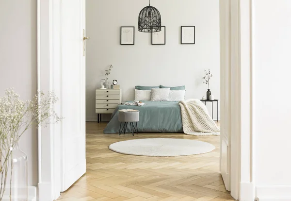 Véritable Photo Intérieur Chambre Blanche Avec Tapis Rond Lit King — Photo