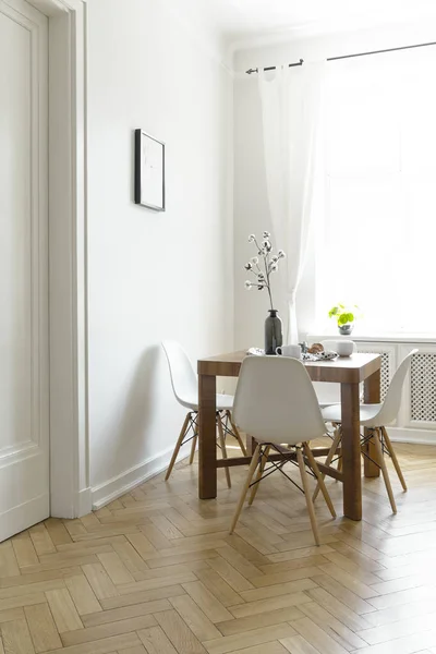 Houten Eettafel Met Bloemen Vaas Twee Mokken Vier Stoelen Echte — Stockfoto