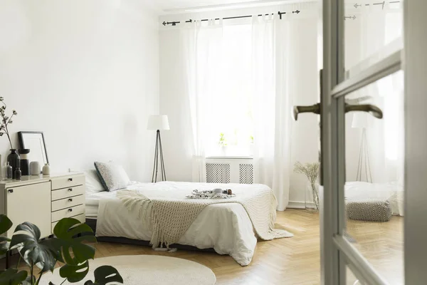 Πλεκτή Κουβέρτα Στο Κρεβάτι Στο Κατάλευκο Υπνοδωμάτιο Εσωτερικό Λυχνίας Δίπλα — Φωτογραφία Αρχείου