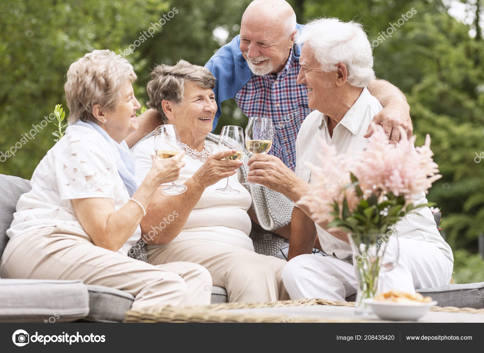 Anziani Felici Sorridenti Che Bevono Vino Sulla Terrazza Durante Estate Foto Stock C Photographee Eu 208435420