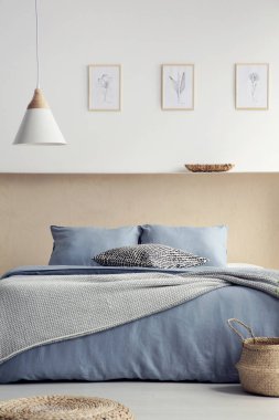 Lamba mavi yatak yastık boho yatak odası iç posterler ve sepet ile yukarıda. Gerçek fotoğraf