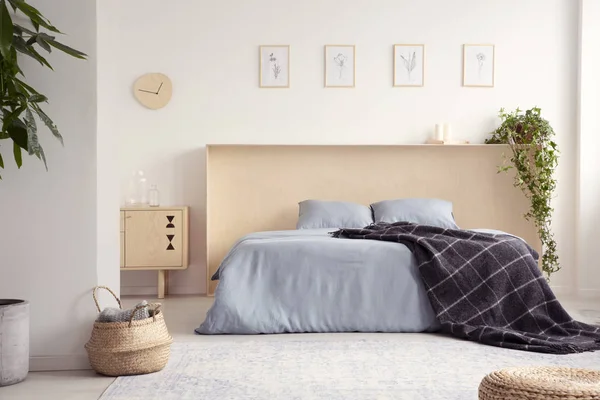 Черное Одеяло Голубой Кровати Естественном Интерьере Спальни Плакатами Над Кроватью — стоковое фото