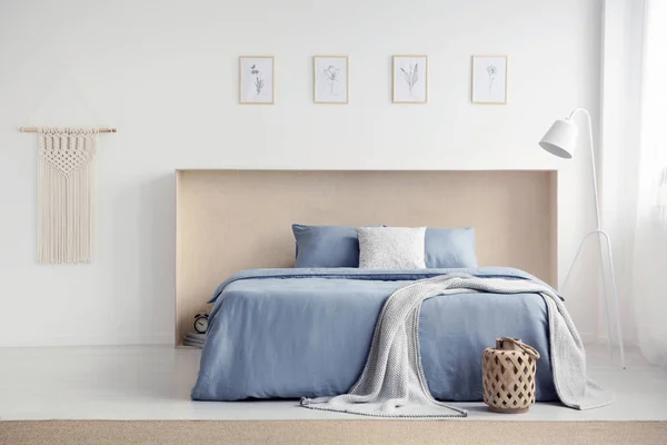 Κουβέρτα Μπλε Κρεβάτι Μαξιλάρια Λευκό Υπνοδωμάτιο Εσωτερικό Αφίσες Και Λαμπτήρας — Φωτογραφία Αρχείου