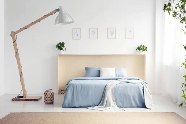 Ontwerper Lamp Naast Blauw Bed Met Deken Wit Slaapkamer Interieur — Stockfoto