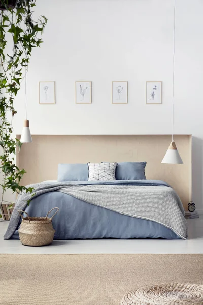 Echte Foto Van Kingsize Bed Houten Kist Staat Witte Kamer — Stockfoto