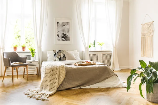 Vassoio Colazione Comodo Letto Con Accoglienti Lenzuola Beige Coperta Elegante — Foto Stock