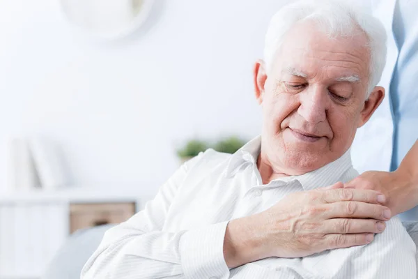 Gros Plan Aîné Touchant Main Aidant Amical — Photo