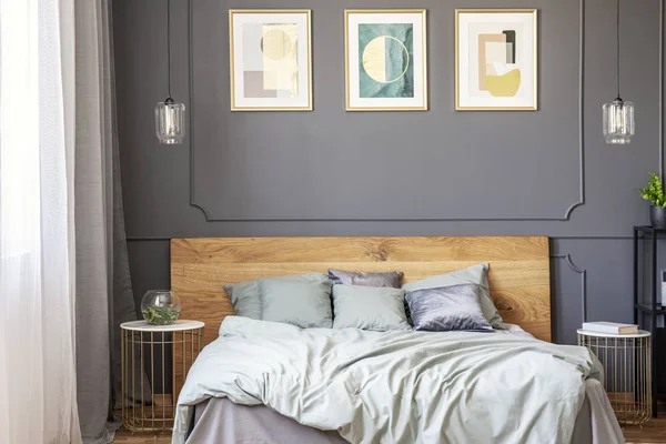 Posters Grijs Muur Met Molding Boven Bed Met Houten Gecreëerde — Stockfoto