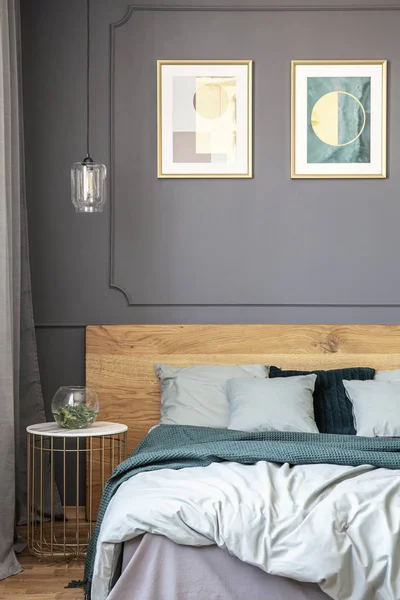 Glazen Lamp Opknoping Boven Marmeren Nachtkastje Staande Naast Houten Bed — Stockfoto