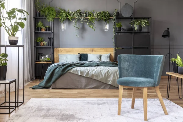 Groene Velours Fauteuil Staande Witte Tapijt Grijs Slaapkamer Interieur Met — Stockfoto