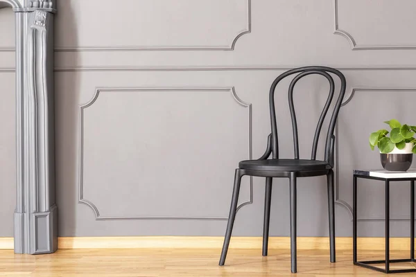 Czarne Krzesło Drewniane Metalowe Marmuru Koniec Tabeli Świeżych Zielonych Roślin — Zdjęcie stockowe