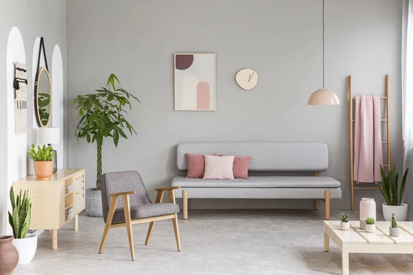 Sofa Med Pastel Lyserøde Puder Ægte Foto Grå Stue Interiør - Stock-foto