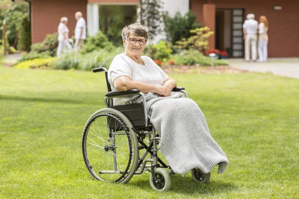 Happy Ηλικιωμένη Γυναίκα Μια Αναπηρική Καρέκλα Για Την Πράσινη Χλόη — Φωτογραφία Αρχείου