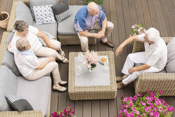 Top View Για Συνεδρίαση Της Ενεργού Ηλικιωμένα Άτομα Στην Βεράντα — Φωτογραφία Αρχείου