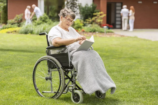 Donna Anziana Disabile Sedia Rotelle Che Legge Libro Giardino — Foto Stock