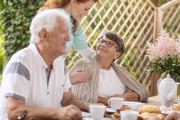 Lächelnde Ältere Frau Und Pflegerin Beim Treffen Zum Mittagessen Auf — Stockfoto