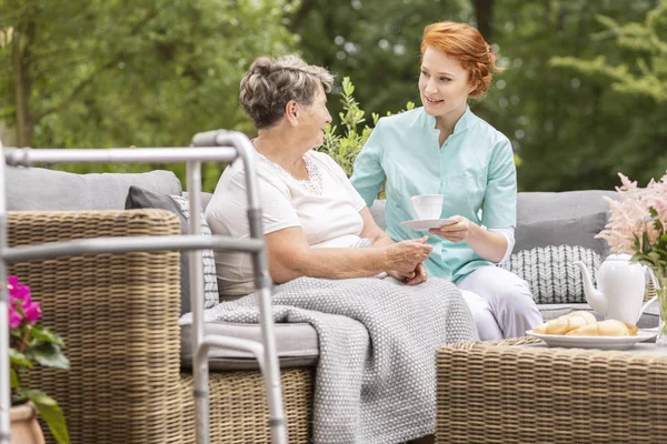 Lächelnde Freundliche Krankenschwester Die Ältere Frau Auf Der Terrasse Mit — Stockfoto