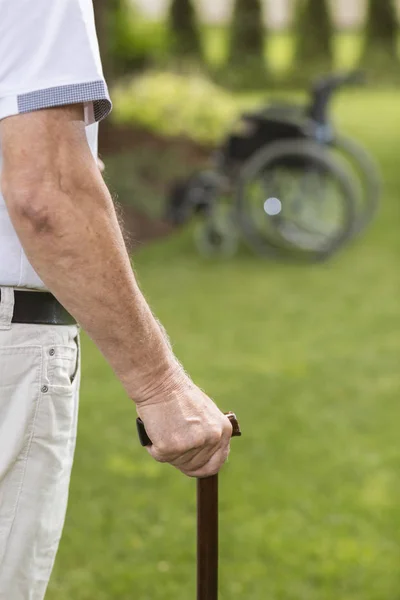 Nahaufnahme Eines Älteren Mannes Mit Gehstock Beim Entspannen Garten Verschwommener — Stockfoto