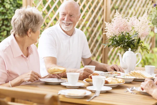 Leende Senior Mannen Äter Frukost Med Äldre Kvinna Terrassen Sommaren — Stockfoto