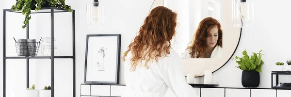 Mujer Pelirroja Preparándose Por Mañana Interior Del Baño Blanco Con — Foto de Stock