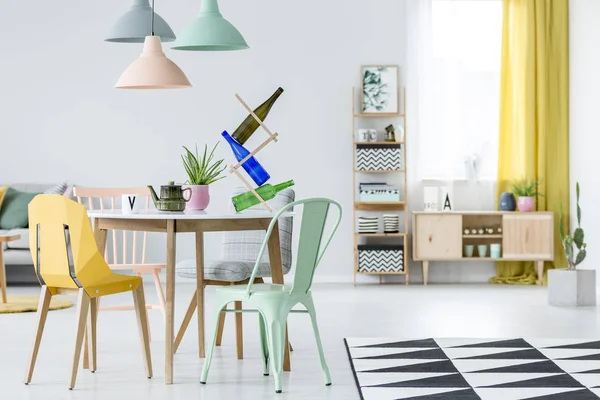 Echte Foto Van Een Kleurrijke Eetkamer Interieur Met Een Eettafel — Stockfoto