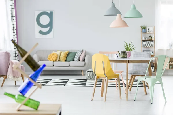 Wazig Close Van Een Wijn Houder Met Een Eettafel Stoelen — Stockfoto