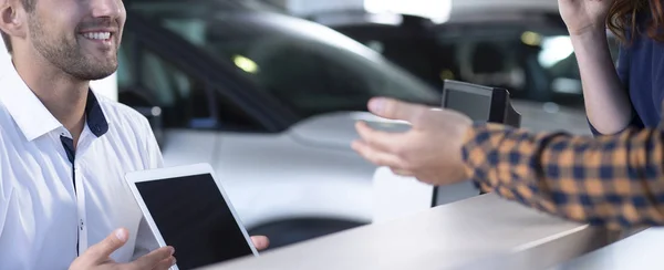 Panorama Maquete Tablet Vendedor Carro Sorridente Durante Transação — Fotografia de Stock