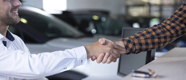 Panorama Smiling Car Dealer Shaking Hand Buyer Salon — Stock Photo, Image