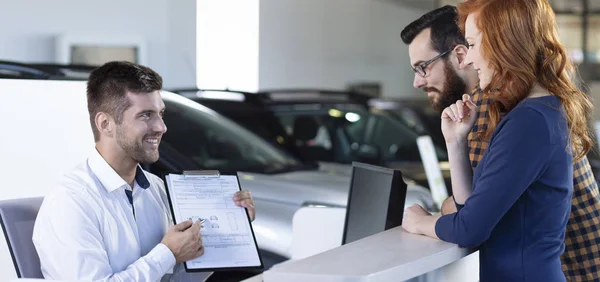 Panorama Sorridente Concessionario Auto Professionale Che Mostra Accordo Noleggio Giornaliero — Foto Stock