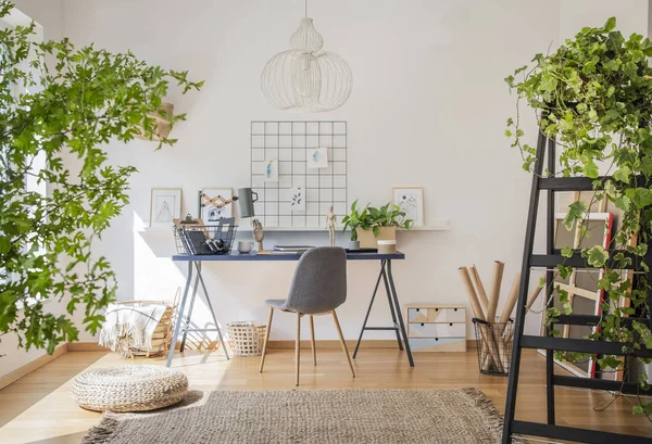 Escritorio Una Silla Madera Espacio Trabajo Iluminado Por Sol Interior — Foto de Stock