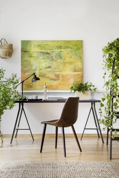 Cadeira Mesa Com Lâmpada Casa Moderna Escritório Interior Com Plantas — Fotografia de Stock