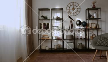 Karanlık oturma odası iç bir raf, teleskop, küre ve koltuk ile hareketli bir beyaz perde video