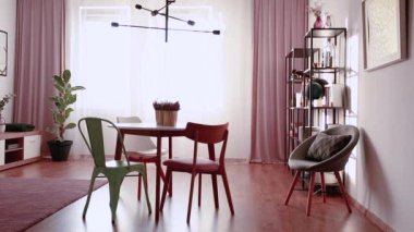 Bir masa, sandalye, lamba, pencere ve tekli pembe yemek odası iç hareketli bir perde video