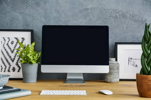 Primer Plano Una Pantalla Negra Vacía Plantas Teclado Pinturas Escritorio — Foto de Stock