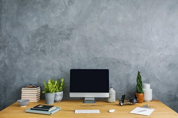 Vista Frontal Uma Mesa Com Computador Plantas Cadernos Figura Moto — Fotografia de Stock