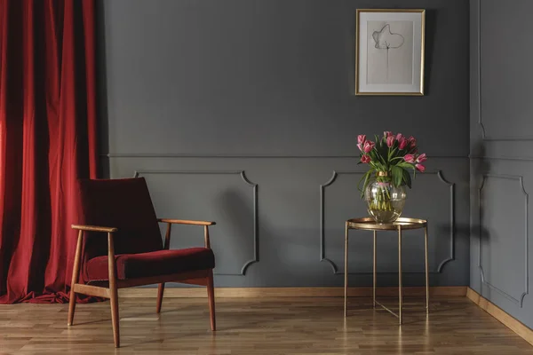 Red Curtain Burgundy Armchair Standing Grey Room Interior Pink Tulips — Stockfoto