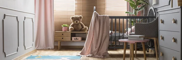 Panorama Útulného Šedého Dětského Pokoje Interiéru Klasickou Dřevěnou Dětskou Postýlkou — Stock fotografie