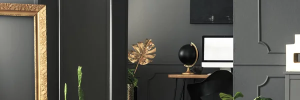 Décorations Dorées Dans Salon Chic Intérieur Avec Des Murs Gris — Photo