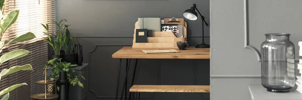 조직된 폴더와 크리에이 공간와 책상에 노트북 아파트 인테리어 — 스톡 사진