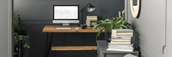 Moderner Desktop Computer Ein Stapel Bücher Und Eine Industrielle Schreibtischlampe — Stockfoto